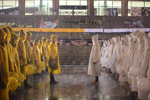 1997년 한 가요 시상식 직후 젝스키스와 HOT의 팬덤이 맞붙은 실제 사건을 묘사한 tvN 드라마 ‘응답하라 1997’의 한 장면. /tvN