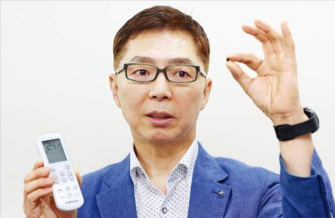 최원 어보브반도체 대표가 서울 대치동 사무실에서 리모컨을 대체할 수 있는 AI 반도체 칩을 들고 설명하고 있다. 최혁 기자