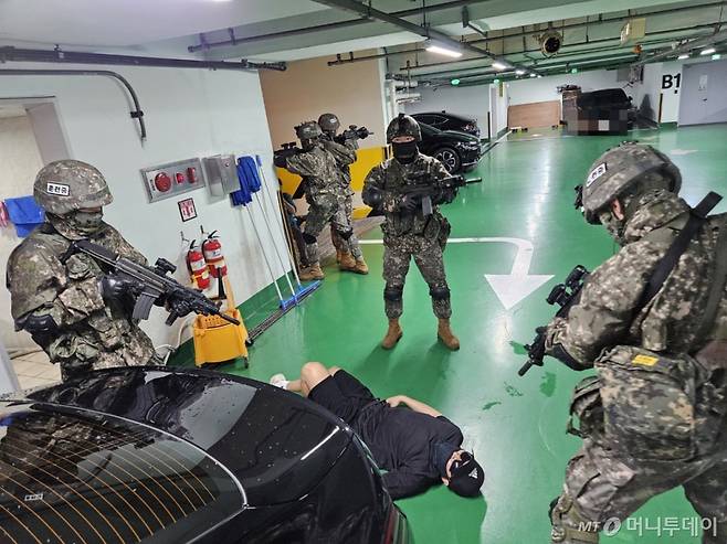 21일 오전 서울 영등포구 여의도동 한국예탁결제원 서울사옥 지하주차장에서 육군 제52보병사단 독수리여단 장병들이 대테러 훈련을 진행하고 있다. /사진=정세진 기자