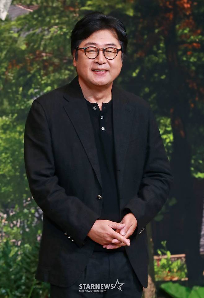 배우 김윤석이 21일 오후 서울 강남구 조선 팰리스 호텔에서 진행된 넷플릭스 오리지널 시리즈 '아무도 없는 숲속에서' 제작발표회에 참석해 포즈를 취하고 있다. 한여름 찾아온 수상한 손님으로 인해, 평온한 일상이 무너지고 걷잡을 수 없는 사건에 휘말리게 되는 사람들의 이야기를 그린 서스펜스 스릴러 '아무도 없는 숲속에서'는 오는 23일 공개된다. /2024.08.21 /사진=이동훈