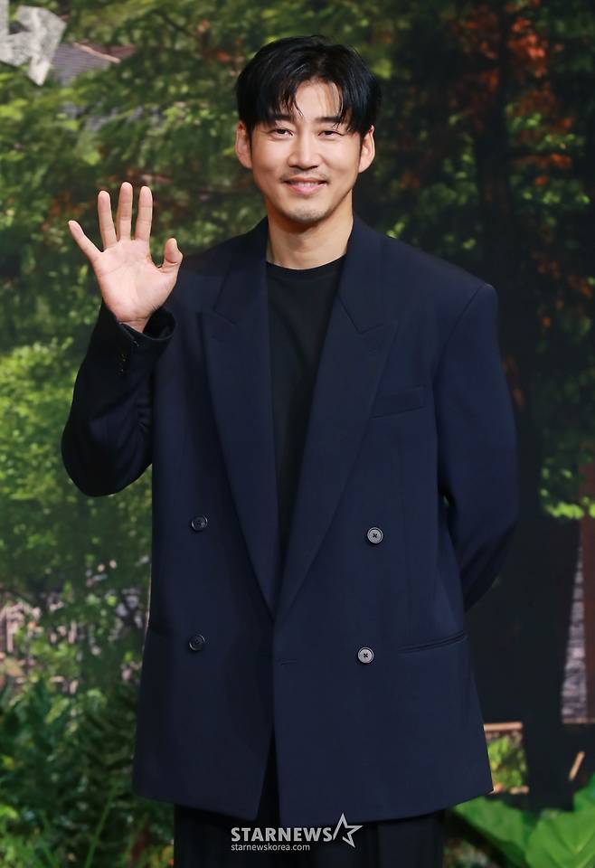 배우 윤계상이 21일 오후 서울 강남구 조선 팰리스 호텔에서 진행된 넷플릭스 오리지널 시리즈 '아무도 없는 숲속에서' 제작발표회에 참석해 포즈를 취하고 있다. 한여름 찾아온 수상한 손님으로 인해, 평온한 일상이 무너지고 걷잡을 수 없는 사건에 휘말리게 되는 사람들의 이야기를 그린 서스펜스 스릴러 '아무도 없는 숲속에서'는 오는 23일 공개된다. /2024.08.21 /사진=이동훈