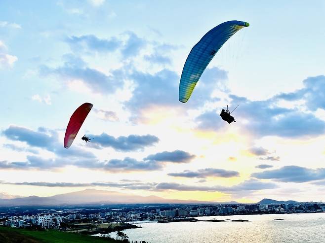 패러글라이더 2인 비행 모습.(한국교통안전공단 제공)