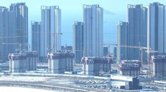 부동산 투자에 성공하려면 신축을 선호하는 MZ세대의 취향을 잘 따라가야 한다고 전문가들은 조언한다. 사진은 2023년 12월 26일 인천의 한 신축아파트 공사현장./뉴스1