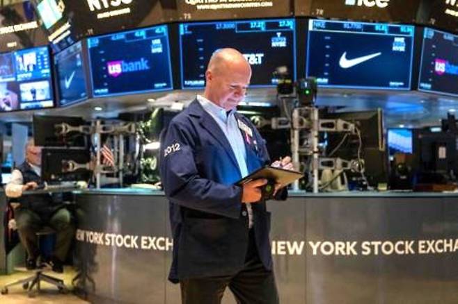 저성장, 비대면 시대에는 안정적인 현금 흐름을 위해 배당 ETF(상장지수펀드) 같은 금융상품의 비중을 늘리라고 전문가들은 조언한다. 사진은 지난 5월 17일 뉴욕증권거래소 내부 모습./AFP 연합뉴스