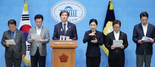 지난 8월13일 국회 국방위원회 소속 야당 의원들이 국회 소통관에서 기자회견을 열고 김용현 국방부장관 후보자에 대한 지명 철회를 촉구하고 있다. 왼쪽부터 더불어민주당 김병주·김민석, 조국혁신당 조국, 민주당 박범계·부승찬 의원.<연합뉴스 사진>