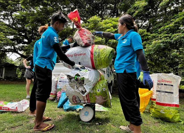 비영리 해양 보존 단체 '프로오션' 직원들이 지난달 1일 필리핀 네그로스섬 네그로스 오리엔탈주 삼보앙귀타시 말라타파이에서 해변에 떠밀려 온 쓰레기를 수거한 뒤 무게를 재고 있다. 삼보앙귀타=허경주 특파원