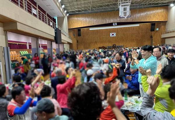 장제원 전 의원이 지난 6월 페이스북에 올린 여원산악회의 경남 고성 행사장 모습. 그는 이날 버스 25대, 1200여 명의 회원이 함께 했다고 소개했다. 페이스북 캡처