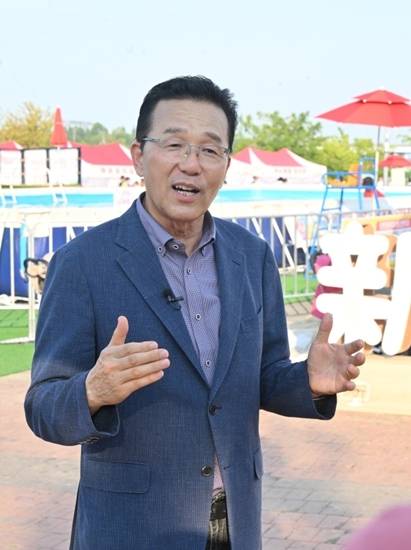 지난 10일 인천 연수구 송도 달빛공원에서 열린 ‘제5회 新송도해변축제’에서 이재호 연수구청장이 축제 준비 과정을 설명하고 있다. 조병석기자