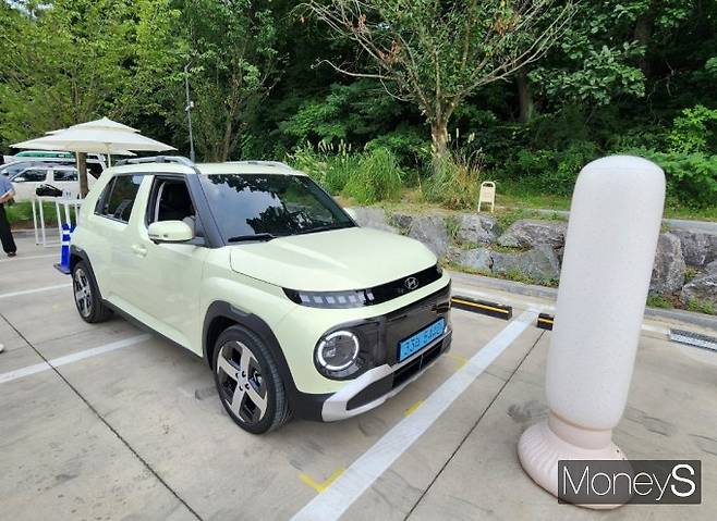 캐스퍼 일렉트릭에 탑재된 PMSA 기능을 체험하고 있다. /사진=박찬규 기자