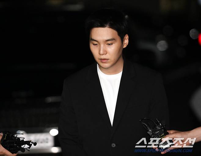 전동 스쿠터 음주운전 혐의를 받는 그룹 방탄소년단(BTS)의 슈가(민윤기, 31)가 23일 오후 경찰 소환조사를 받기 위해 용산경찰서로 출석하고 있다. 용산=허상욱 기자 wook@sportschosun.com/2024.08.23/