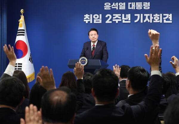 윤석열 대통령이 지난 9일 서울 용산 대통령실 청사에서 열린 취임 2주년 기자회견에서 기자들의 질문을 받고 있다. /뉴시스