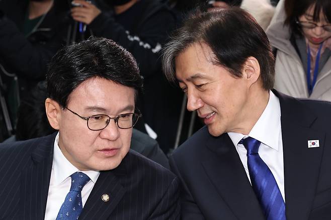 조국 조국혁신당 대표(오른쪽)와 황운하 의원. 2024.3.8/뉴스1