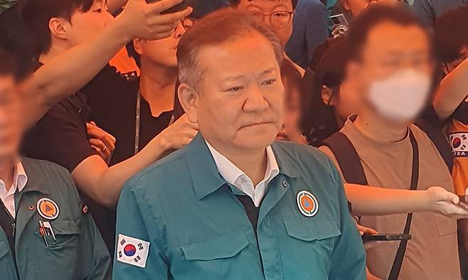 이상민 행정안전부 장관이 23일 경기도 부천시 모텔 화재 현장을 찾아 사고 현장을 점검하고 있다. 강승훈 기자