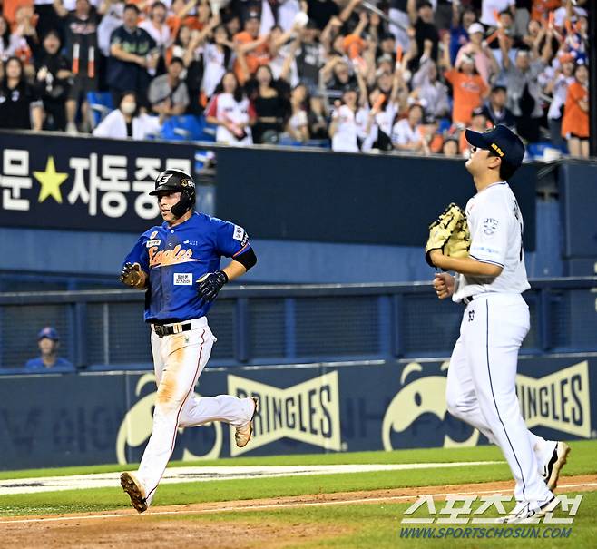 24일 잠실야구장에서 열린 한화와 두산의 경기, 9회초 1사 1,3루 한화 최재훈 타석때 3루주자 유로결이 두산 김택연의 폭투에 동점 득점을 올리고 있다. 잠실=허상욱 기자 wook@sportschosun.com/2024.08.24/