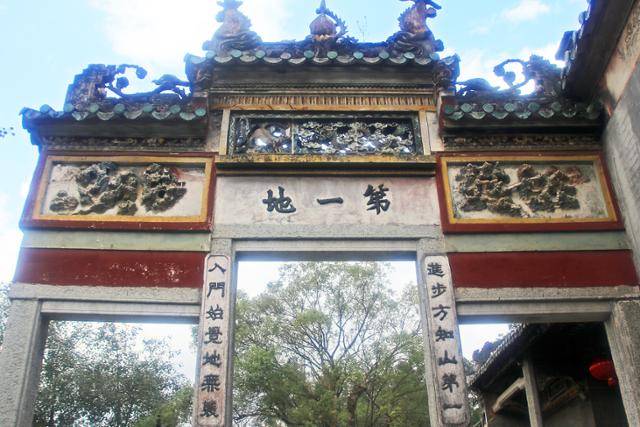 국은사 산문 옆 제일지 패방. ⓒ최종명