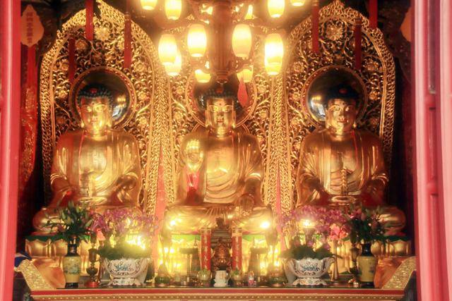 국은사 대웅보전의 삼세불. ⓒ최종명