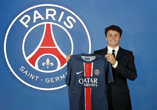 프랑스 매체 원풋볼은 24일 '네베스는 더 나은 데뷔를 꿈꾸기 어려운 활약을 펼치고 있다. 단 두 경기 만에 네이마르가 보유하고 있던 기록을 경신했다'며 '네이마르는 올 시즌 프랑스 리그1 2경기 만에 4개의 어시스트를 기록했다. 프랑스 리그1에서 통계가 작성된 지난 2006-07시즌 이후 시즌 초반 2경기에서 4개의 어시스트를 기록한 최초의 선수가 됐다. 이전 기록은 네이마르가 2022-23시즌 초반 2경기에서 기록한 3어시스트'라고 전했다./PSG