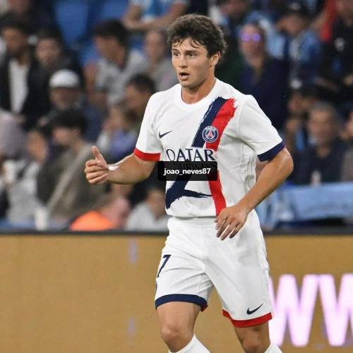 프랑스 매체 원풋볼은 24일 '네베스는 더 나은 데뷔를 꿈꾸기 어려운 활약을 펼치고 있다. 단 두 경기 만에 네이마르가 보유하고 있던 기록을 경신했다'며 '네이마르는 올 시즌 프랑스 리그1 2경기 만에 4개의 어시스트를 기록했다. 프랑스 리그1에서 통계가 작성된 지난 2006-07시즌 이후 시즌 초반 2경기에서 4개의 어시스트를 기록한 최초의 선수가 됐다. 이전 기록은 네이마르가 2022-23시즌 초반 2경기에서 기록한 3어시스트'라고 전했다./PSG