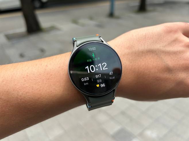 갤럭시 워치7으로 운동 기록을 측정하는 모습./김민국 기자