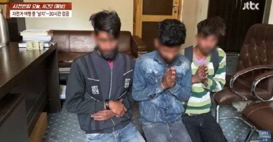 인도로 자전거 여행을 떠난 한국인 여행 유튜버가 현지인들에게 납치돼 30시간 만에 풀려났다. 사진은 납치범들. JTBC 캡처