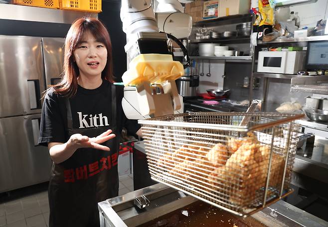 지난 6월 28일 서울 성수동 롸버트치킨 성수점에서 강지영 대표가 치킨 로봇과 함께 포즈를 취하고 있다. /고운호 기자