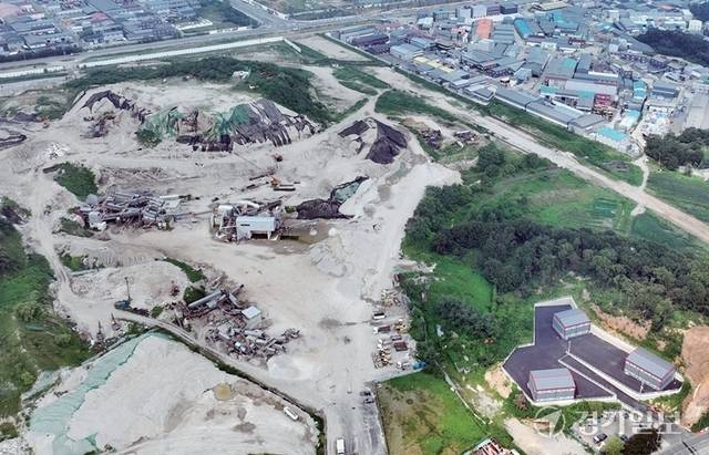 인천 서구 사월마을 일대 ‘에코메타시티 개발 사업’이 순환골재 이전 장소를 마련하지 못해 제자리걸음을 하고 있다. 사진은 25일 인천 서구 순환골재적치장과 사월마을 일대. 조병석기자