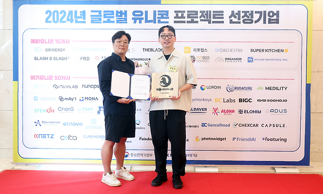 중소벤처기업부가 선정한 ‘2024년 글로벌 예비 유니콘’으로 선정된 슬래시비슬래시의 정용채 대표(오른쪽)이 기념촬영을 하고 있다. <슬래시비슬래시>