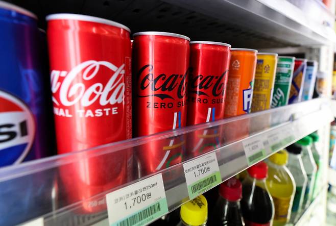 서울 시내의 한 편의점에 코카콜라 음료가 진열돼 있다./사진=뉴시스