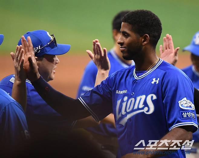 27일 서울 고척스카이돔에서 열린 삼성-키움전. 삼성 선발 코너가 1-0 완봉승을 거뒀다. 경기 중 사구로 교체됐던 디아즈가 밝은 표정으로 승리 하이파이브를 하고 있다. 고척=정재근 기자 cjg@sportschosun.com/2024.8.27/