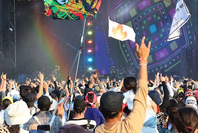 폭염 경보가 발효된 지난 4일 오후 인천 연수구 송도달빛축제공원에서 열린 '2024 인천 펜타포트 록 페스티벌'에서 관람객들이 공연을 즐기고 있다. /연합뉴스