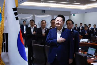 윤석열 대통령이 27일 서울 용산 대통령실 청사에서 열린 국무회의에서 국기에 경례하고 있다. 윤 대통령은 이날 회의에서 내년 정부 예산 총지출 677조4천억원을 확정·의결했다. 연합뉴스