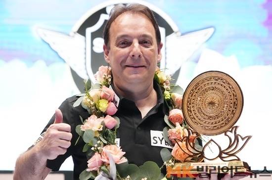 산체스가 26일 밤 베트남 하노이 그랜드플라자호텔 밀레니엄홀에서 열린 ‘2024 PBA에스와이바자르 하노이오픈’ 결승전서 엄상필을 꺾고 프로 첫 우승을 차지했다. 시상식 후 트로피를 들고 엄지를 추켜세우고 있는 산체스.