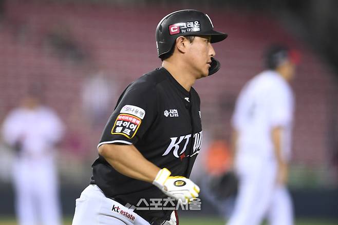 KT 황재균이 28일 잠실구장에서 열린 2024 KBO리그 LG와 경기 8회초 2사 1루 상황에서 LG 김진성을 상대로 동점 2점 홈런을 친 뒤 베이스를 돌고 있다. 2024. 8. 28. 잠실 | 박진업 기자 upandup@sportsseoul.com