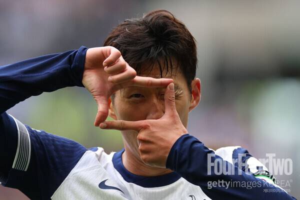 사진=게티이미지. 토트넘은 28일(한국시간) 구단 공식 채널을 통해 9년 전 성사시킨 한 이적을 조명했다. 주인공은 '캡틴' 손흥민이었다. 토트넘은 "2015년→2024년. 우리 캡틴의 과거와 현재"라는 내용과 함께 두 장의 사진을 게재했다. 사진 속에는 손흥민의 9년 전 모습과 현재의 모습이 담겨 있었는데, 두 손흥민은 같은 장소에서 같은 포즈를 취하고 있었다.