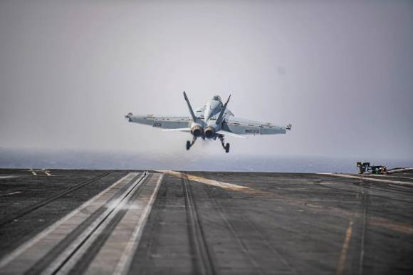 미 해군의 F/A-18E 슈퍼 호넷 전투기가 2024년 4월 홍해에서 USS 드와이트 아이젠하워 항공모함의 비행갑판에서 이륙하고 있다. / 사진=미 해군