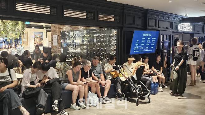 지난 14일 오전 11시 50분 애슐리퀸즈 종각역점, 입장을 기다리는 외국인 유학생 단체 고객이 입장을 기다리고 있다. (사진=이랜드이츠)