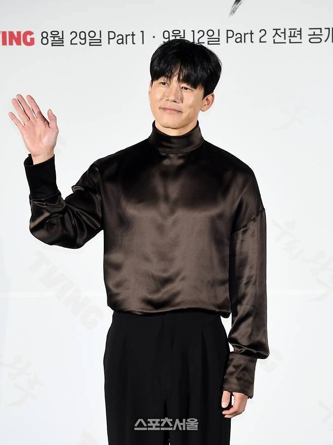 배우 김무열이 27일 서울 용산구 아이파크몰 CGV에서 진행된 티빙 오리지널 시리즈 ‘우씨왕후’ 제작발표회에서 취재진을 향해 포즈를 취하고 있다. 박진업 기자 upandup@sportsseoul.com