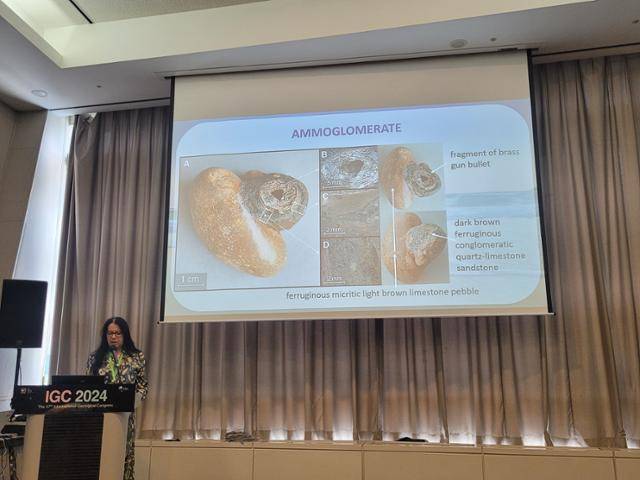 아그니에슈카 갈루스카 폴란드 얀 코하노브스키대 화학연구소 교수가 30일 부산 벡스코에서 열린 세계지질과학총회의 인류세 세션에 발표자로 나서 폴란드 북서부 코워브제크 해변에서 발견된 총알 파편 암석에 대해 설명하고 있다. 부산=신혜정 기자