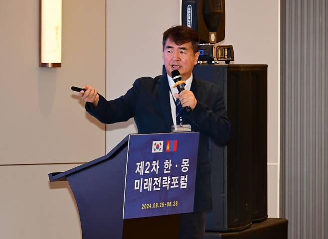 제2차 한·몽 미래전략포럼이 27일 몽골 울란바토르에 위치한 노보텔 울란바토르 몽골에서 열린 가운데전호석 지질자원연구소 연구원이 “한·몽 미래 핵심광물 지원협력 방안”을 주제로 발표하고 있다. 울란바토르=박해묵 기자
