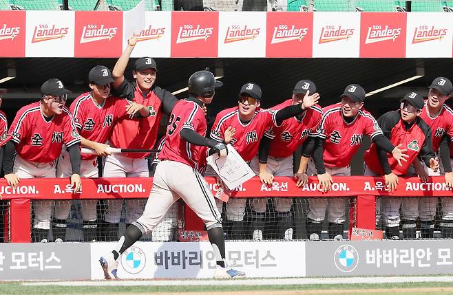 ▲전주고가 덕수고를 꺾고 봉황대기 결승 진출에 성공했다. 사진은 4월 열린 신세계 이마트배 대회 때 전주고 선수들의 모습. ⓒSSG 랜더스