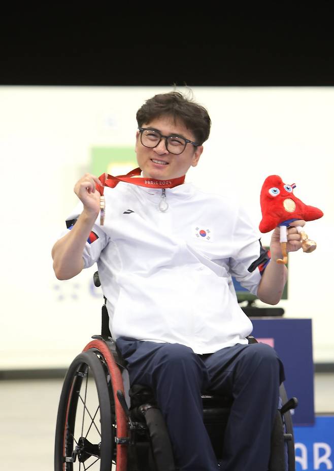 사격 대표팀 주장 서훈태가 30일(한국시간) 프랑스 샤토루 슈팅센터에서 열린 사격 R4 혼성 10m 공기소총 입사(스포츠등급 SH2) 결선에서 동메달을 따고 미소 짓고 있다. 사진제공|대한장애인체육회