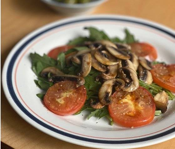 토마토 속 라이코펜은 지용성이라 기름에 볶아먹으면 영양소가 흡수되는 효율이 높다. 사진 정성희