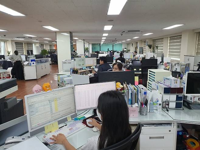 DS단석 경영지원본부와 미래경영본부 직원들이 업무에 매진하고 있다. 시흥=윤현주 기자