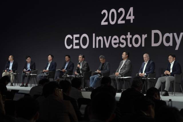 지난달 28일 오후 서울 여의도 콘래드호텔에서 열린 \'CEO 인베스터 데이\'에서 참석자들이 질의응답하고 있다. 왼쪽부터 현대차 IR팀 윤태식 팀장, IR담당 구자용 전무, 기획재경본부 이승조 전무, 글로벌 최고운영책임자 호세 무뇨스 사장, 대표이사 장재훈 사장, AVP본부 송창현 사장, GSO 김흥수 부사장, 글로벌상용&수소사업본부 켄 라미레즈 부사장, 전동화에너지솔루션담당 김창환 전무. 연합뉴스