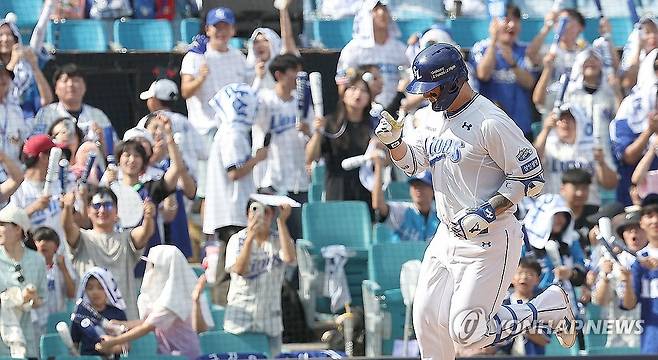 박병호 '연타석 투런포' (대구=연합뉴스) 윤관식 기자 = 1일 오후 대구 삼성라이온즈파크에서 열린 2024 프로야구 KIA 타이거즈와 삼성 라이온즈의 경기. 3회말 2사 주자 2루 상황에서 삼성 박병호가 2점 홈런을 치고 베이스를 돌고 있다. 2024.9.1 psik@yna.co.kr