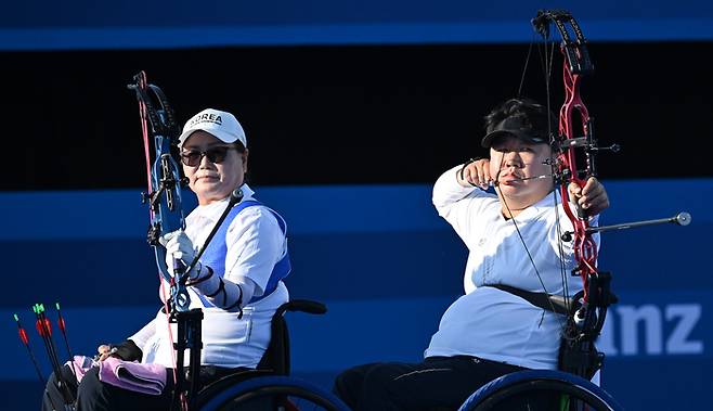 양궁 대표팀 김옥금(왼쪽)과 박홍조가 2일(현지시간) 프랑스 파리 앵발리드에서 열린 2024 파리 패럴림픽 양궁 W1 혼성 단체전 동메달 결정전에서 이탈리아에 패하며 메달 획득에 실패했다. 사진 | 대한장애인체육회