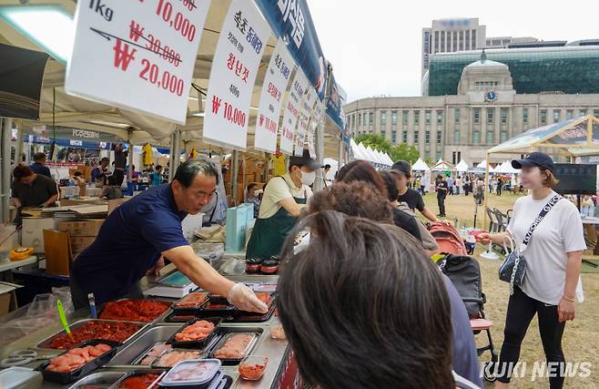 2일 서울 중구 서울광장에서 열린 '2024 추석 농수특산물 서울장터'에서 시민들이 각 지역의 특산물을 살펴보고 있다.