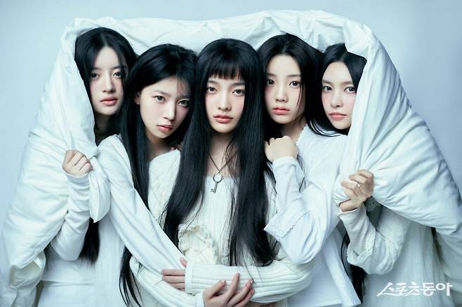 ‘슈퍼 신예’ 아일릿이 그룹 결성 1주년인 1일 공식 팬덤 명을 공개했다. 아일릿 글로벌 팬덤 명은 이제부터 ‘글릿’이다. 사진제공|빌리프랩