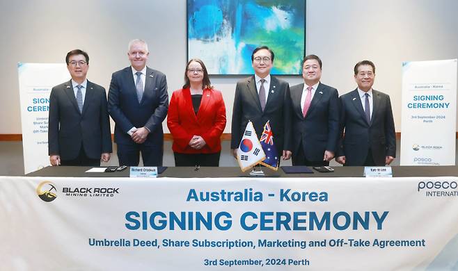 포스코인터내셔널이 3일 호주 퍼스에서 호주계 광업회사인 블랙록마이닝사와 4000만불 규모의 투자계약을 체결했다. (오른쪽부터) 장인화 포스코그룹 회장, 이계인 포스코인터내셔널 대표이사, 정인교 산업통상자원부 통상교섭본부장, 메들린 킹(Madeleine King) 호주연방 자원부 장관, 블랙록마이닝 이사회의장 리차드 크룩스(RICHARD CROOKES), 김준형 포스코홀딩스 이차전지소재 총괄 등 관계자들이 기념촬영을 하고 있다. 포스코인터내셔널