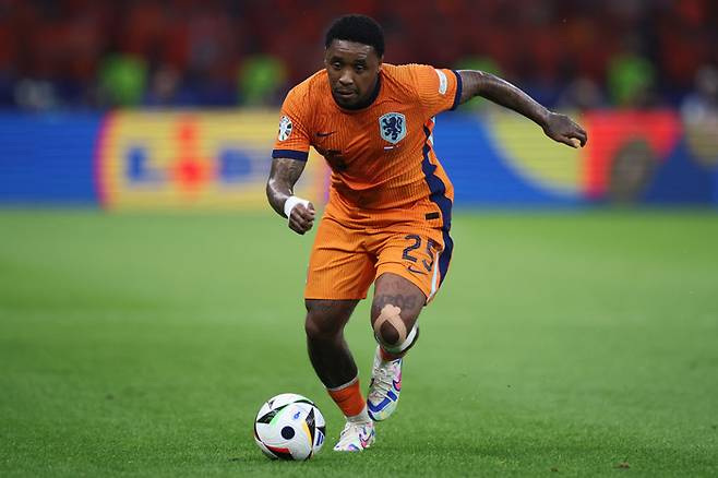 네덜란드 대표로 지난 7월 유로2024 튀르키예전에서 드리블하는 베르바인. Getty Images코리아